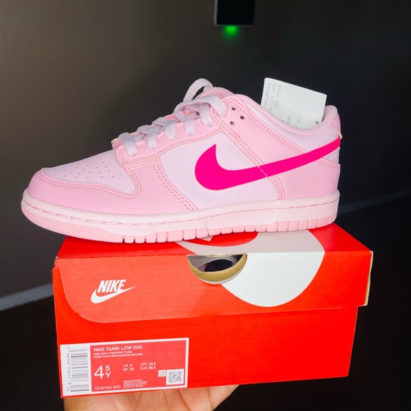 Nike dunks triple pink multiple size ( scamers stop i dnt text outside app) - Picture 3 of 9